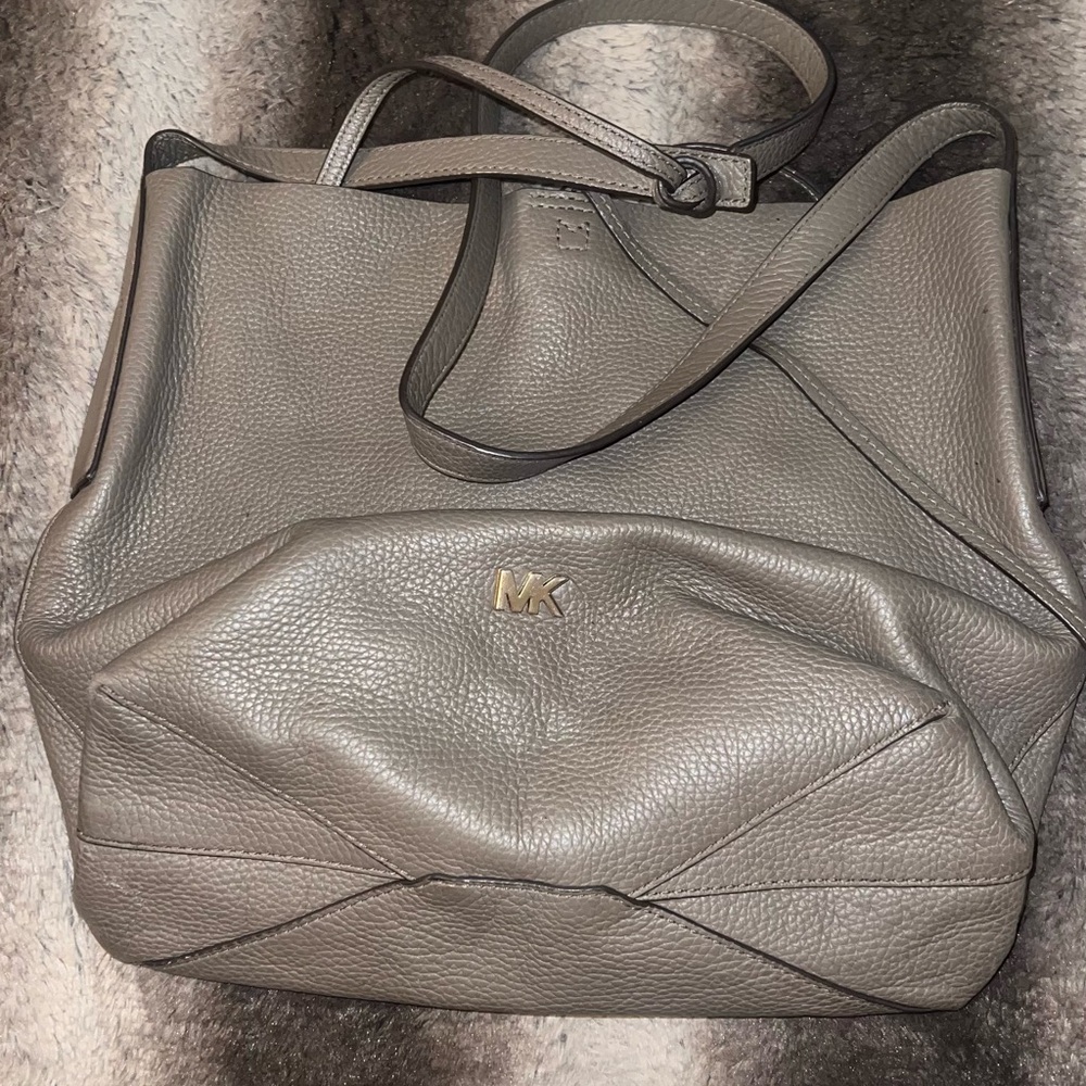 Michael Kors Junie Medium Pebbled Leather Shoulder Bag in Mushroom - Picture 9 of 10